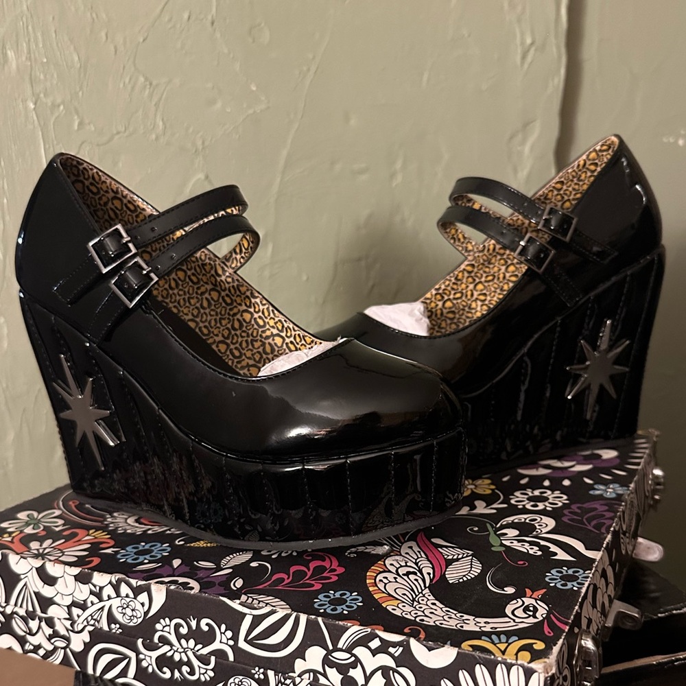 NWT T.U.K & LUX DE VILLE Black Starburst MaryJane Wedges size 7